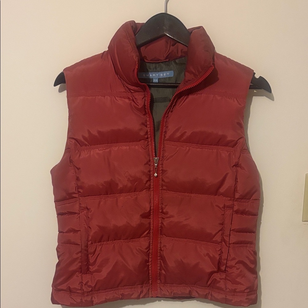 Smart Set Puffer Vest in a dusty rose or cranberry colour.  Women’s size Small